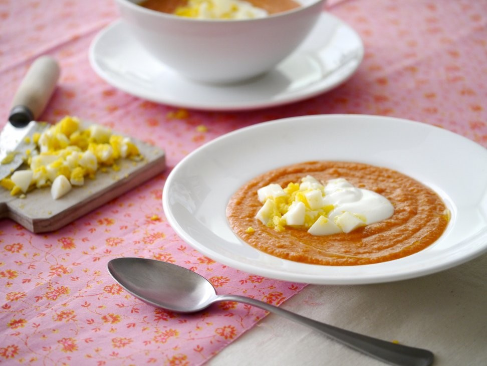 شوربة البندورة الباردة مع اليوغورت 